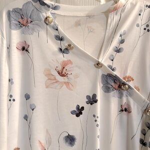 Women’s M Flowered V-Neck, Stretch Knit Long Sleeve, Easy Care Top.  NWT